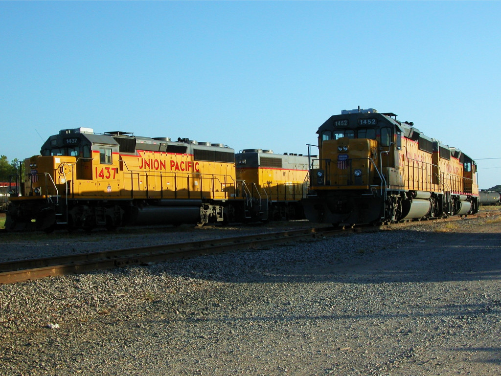 UP 1437 2Sep2012 Sunday Morning in the Bellmead Yard 